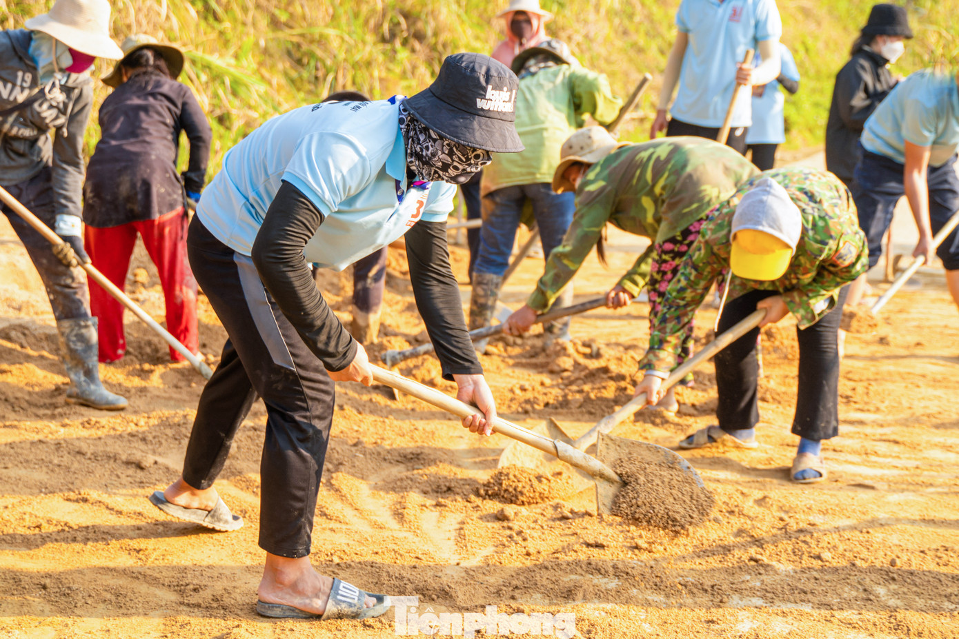 Không chỉ tặng quà, dạy kỹ năng, trong 3 ngày dừng chân tại Đắc Ốc, các tình nguyện viên cũng giúp các giáo viên dọn dẹp điểm trường mầm non và trường tiểu học, phát quang bụi rậm dọc các con đường...