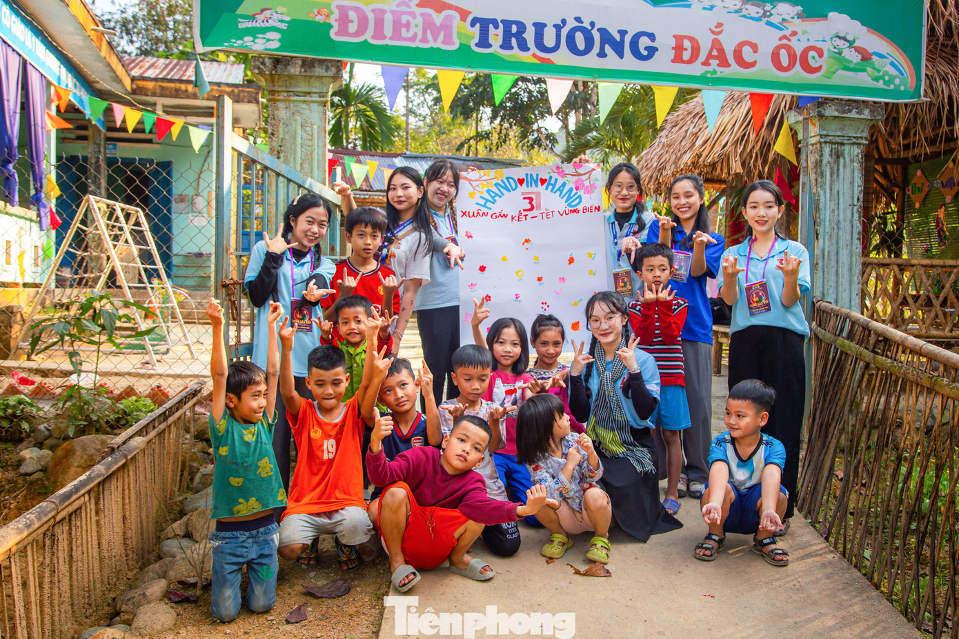 Những ngày cuối năm, chuyến xe chở theo gần 30 tình nguyện viên lăn bánh, vượt cả trăm cây số đến với thôn Đắc Ốc - một thôn nhỏ nằm sát biên giới Việt - Lào ở xã miền núi La Dêê. Đây là chương trình tình nguyện "Xuân gắn kết - Tết vùng biên" của nhóm tình nguyện Hand in Hand (ĐH Sư phạm - ĐH Đà Nẵng).