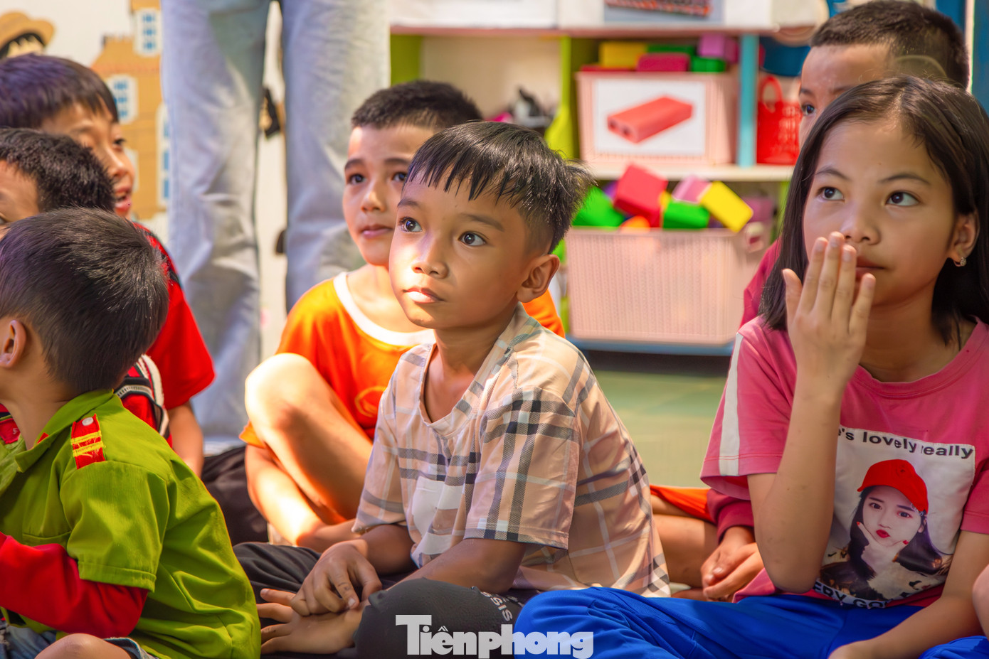 "Em thật sự rất vui khi được góp một phần nhỏ để cùng mọi người mang Tết ấm đến với người dân và các em nhỏ ở vùng biên. Những chiếc bánh chưng, phần bánh kẹo, quần áo ấm mới hi vọng sẽ giúp bà con có cái Tết đủ đầy hơn", Nhi kể.