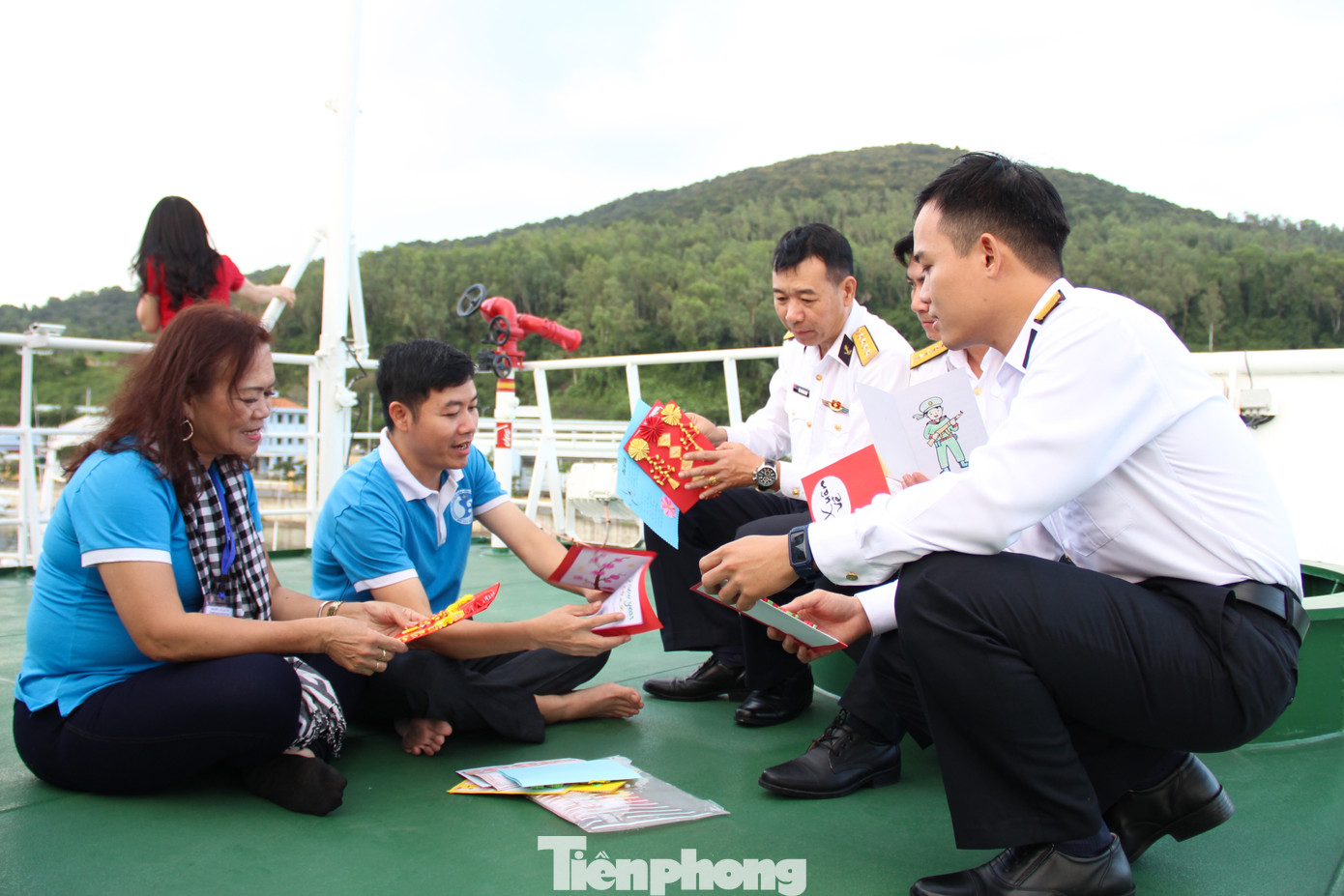 Năm nay, hàng chục ngàn lá thư tay của các em học sinh trên mọi miền được CLB Tuổi trẻ vì biển đảo quê hương gửi đến các chiến sĩ hải quân. Ảnh: Giang Thanh Năm nay, hàng chục ngàn lá thư tay của các em học sinh trên mọi miền được CLB Tuổi trẻ vì biển đảo quê hương gửi đến các chiến sĩ hải quân. Ảnh: Giang Thanh