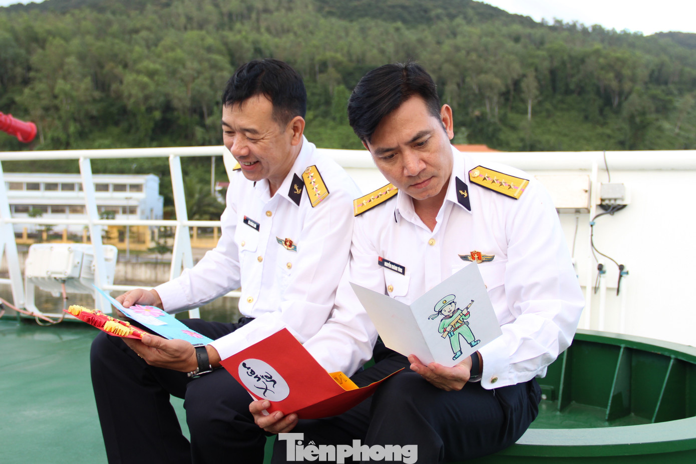 Hàng chục ngàn lá thư được chuyển đến tận tay các chiến sĩ làm nhiệm vụ trên các đảo tiền tiêu Hàng chục ngàn lá thư được chuyển đến tận tay các chiến sĩ làm nhiệm vụ trên các đảo tiền tiêu