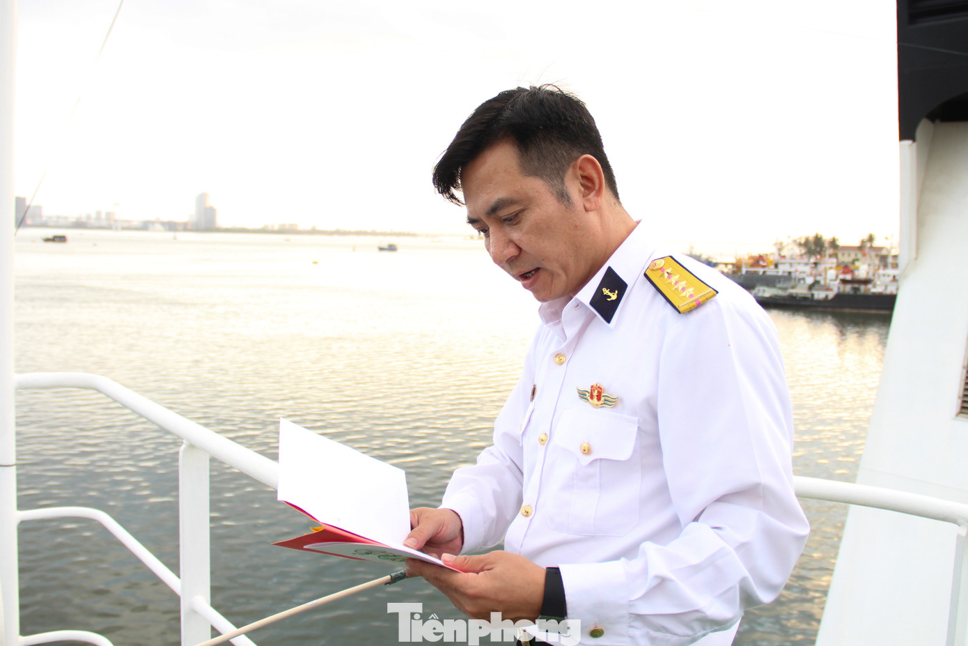 Những lá thư được các chiến sĩ chuyền tay đọc. Những lá thư được các chiến sĩ chuyền tay đọc.