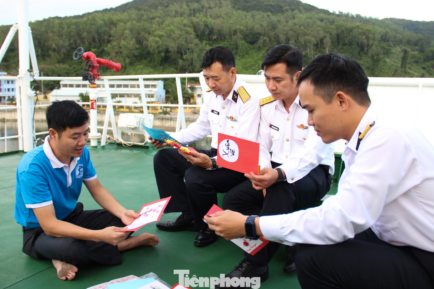 Những lá thư được các chiến sĩ chuyền tay đọc. Những lá thư được các chiến sĩ chuyền tay đọc.