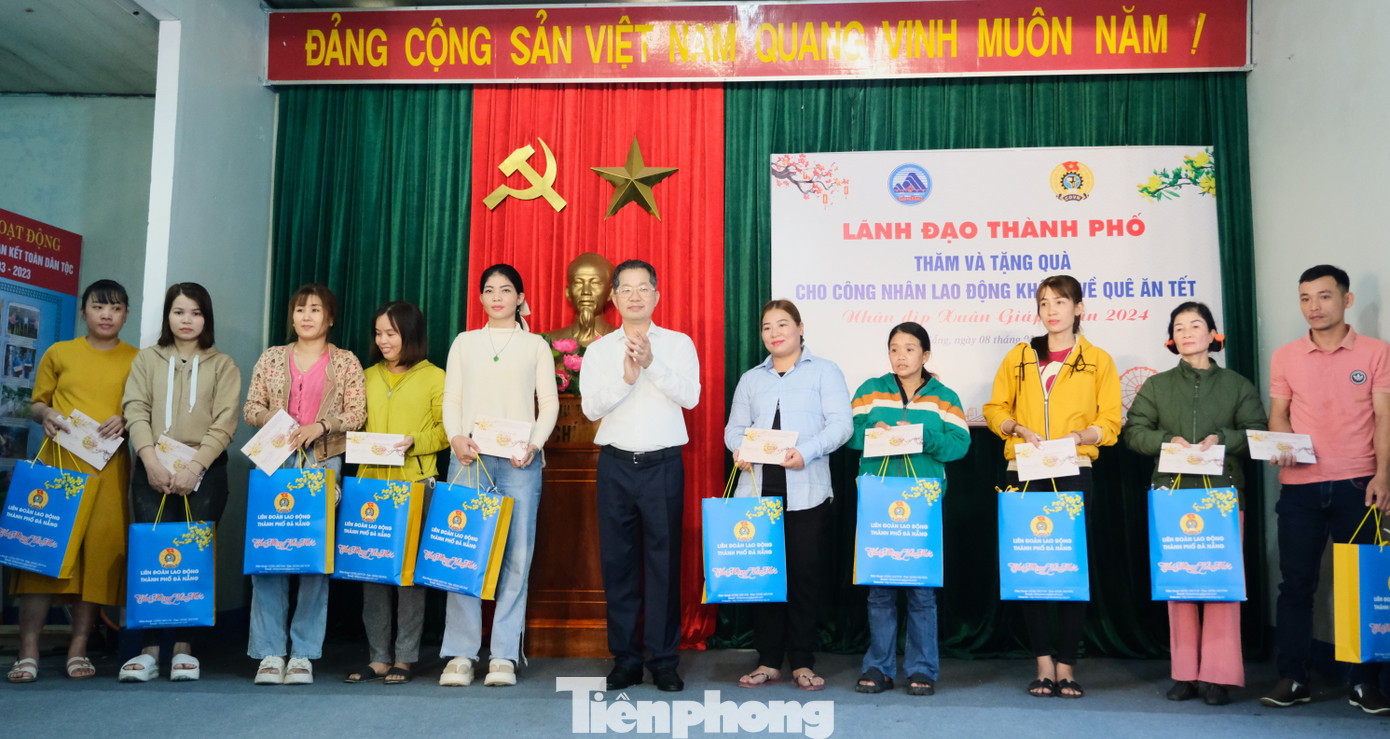 Bí thư Đà Nẵng chúc Tết và tặng quà công nhân, người lao động đón Tết xa nhà