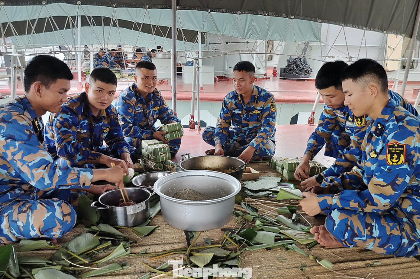 Lính mới lần đầu gói bánh chưng để đón Tết trên các những con tàu của đơn vị.