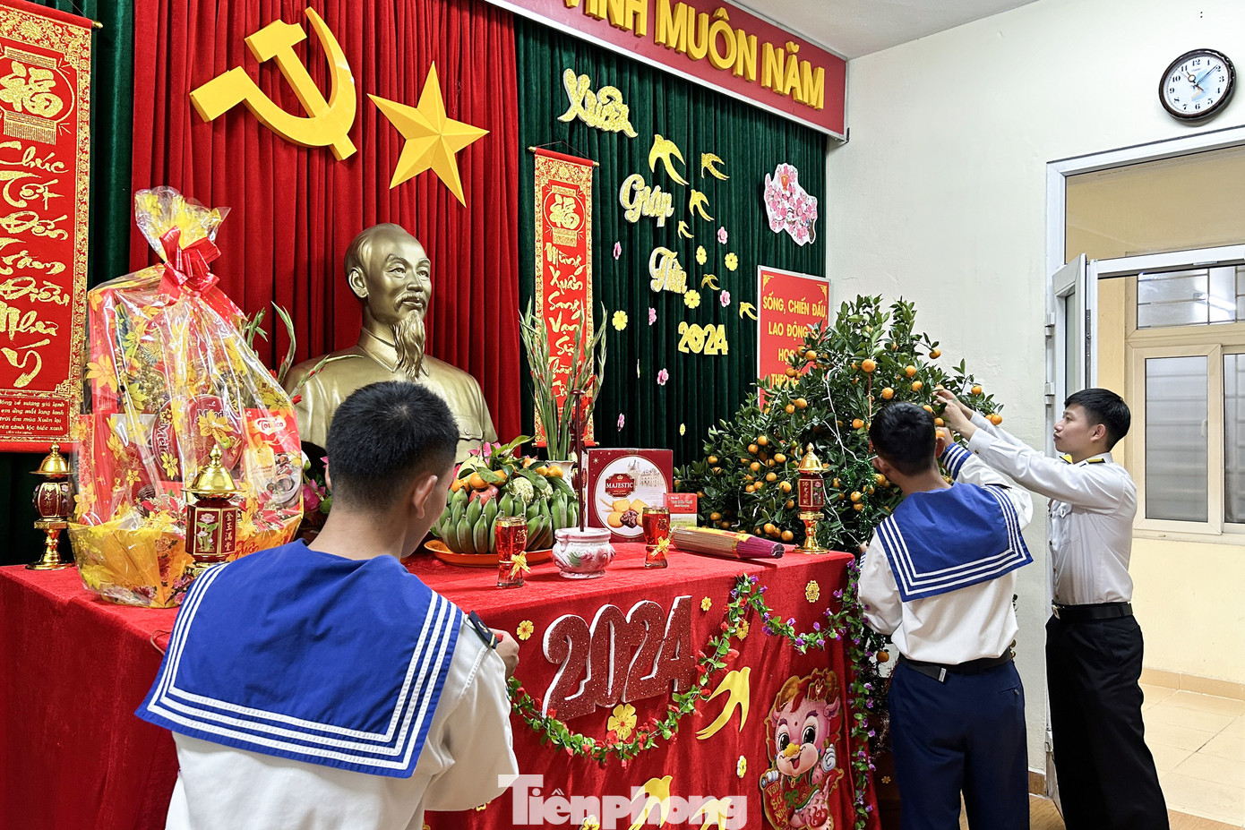 Các tân binh mỗi người một việc để nhanh chóng chuẩn bị phòng đón Xuân.