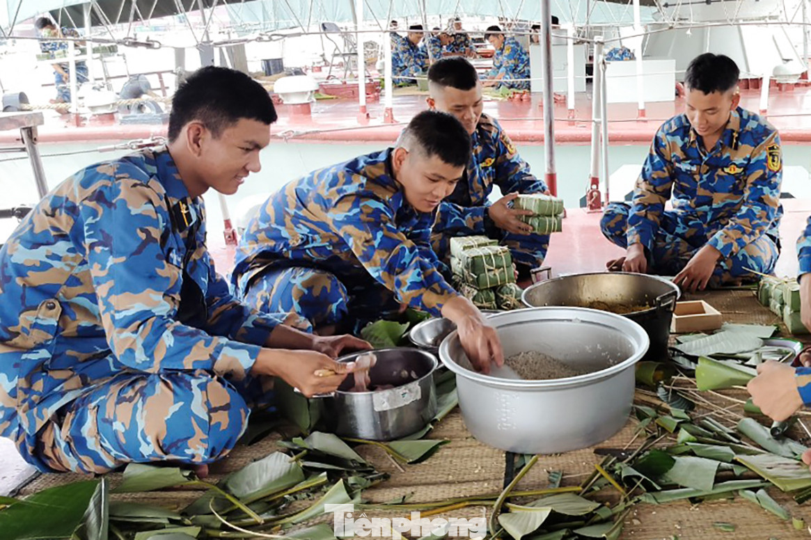 Lính mới lần đầu gói bánh chưng để đón Tết trên các những con tàu của đơn vị.