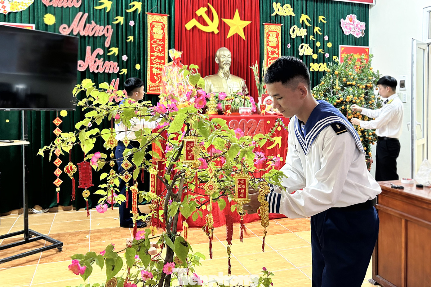 Các tân binh mỗi người một việc để nhanh chóng chuẩn bị phòng đón Xuân.