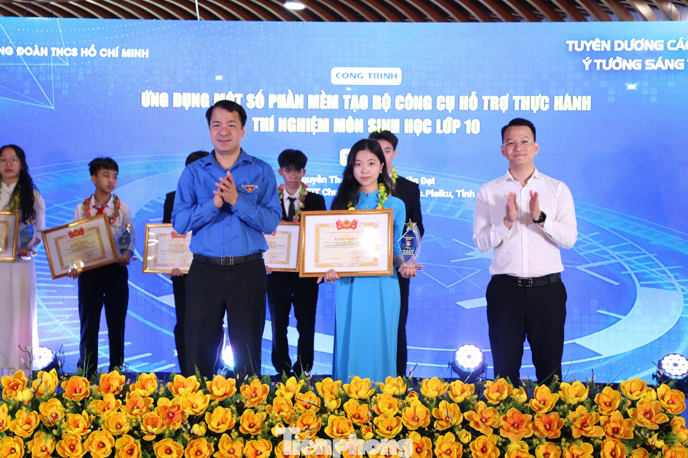 Dịp này, Ban Bí thư T.Ư Đoàn vinh danh 11 công trình, giải pháp, sản phẩm sáng tạo, sáng kiến tiêu biểu năm 2024. Đây là đại diện tiêu biểu cho các công trình, sản phẩm sáng tạo, sáng kiến của tuổi trẻ các Tỉnh, Thành Đoàn khu vực miền Trung được hình thành và hiện thực hóa. Dịp này, Ban Bí thư T.Ư Đoàn vinh danh 11 công trình, giải pháp, sản phẩm sáng tạo, sáng kiến tiêu biểu năm 2024. Đây là đại diện tiêu biểu cho các công trình, sản phẩm sáng tạo, sáng kiến của tuổi trẻ các Tỉnh, Thành Đoàn khu vực miền Trung được hình thành và hiện thực hóa.