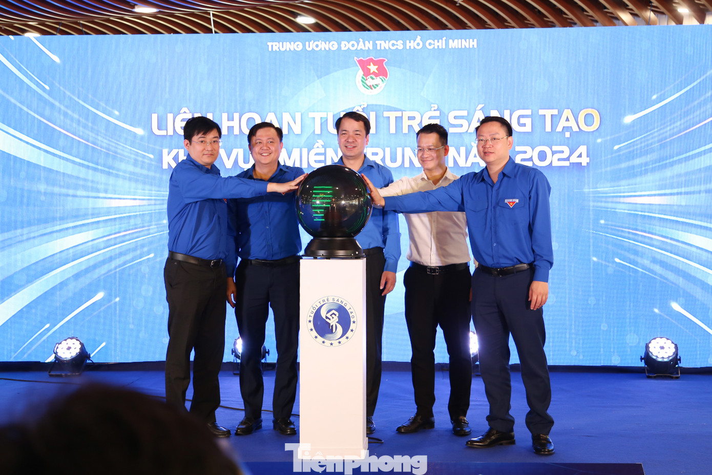 Bí thư T.Ư Đoàn nêu rõ tổ chức Đoàn TNCS Hồ Chí Minh phải là người dẫn dắt; nhận thức của cán bộ Đoàn phải thông và mỗi cán bộ Đoàn phải luôn trăn trở việc làm thế nào để phát huy vai trò tiên phong của thanh niên trong đổi mới sáng tạo. Bí thư T.Ư Đoàn nêu rõ tổ chức Đoàn TNCS Hồ Chí Minh phải là người dẫn dắt; nhận thức của cán bộ Đoàn phải thông và mỗi cán bộ Đoàn phải luôn trăn trở việc làm thế nào để phát huy vai trò tiên phong của thanh niên trong đổi mới sáng tạo.