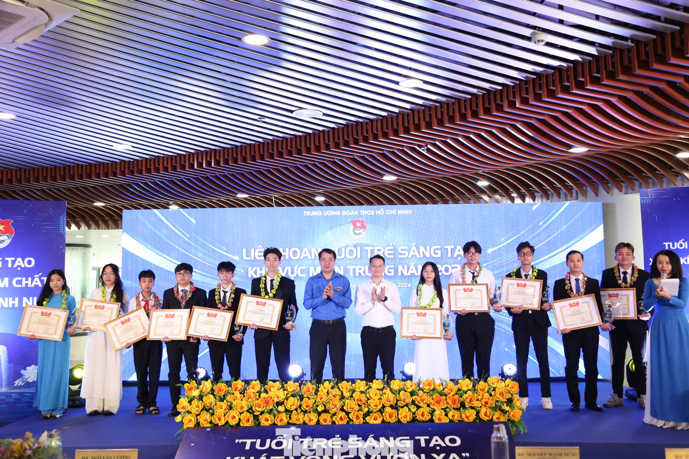 Dịp này, Ban Bí thư T.Ư Đoàn vinh danh 11 công trình, giải pháp, sản phẩm sáng tạo, sáng kiến tiêu biểu năm 2024. Đây là đại diện tiêu biểu cho các công trình, sản phẩm sáng tạo, sáng kiến của tuổi trẻ các Tỉnh, Thành Đoàn khu vực miền Trung được hình thành và hiện thực hóa. Dịp này, Ban Bí thư T.Ư Đoàn vinh danh 11 công trình, giải pháp, sản phẩm sáng tạo, sáng kiến tiêu biểu năm 2024. Đây là đại diện tiêu biểu cho các công trình, sản phẩm sáng tạo, sáng kiến của tuổi trẻ các Tỉnh, Thành Đoàn khu vực miền Trung được hình thành và hiện thực hóa.