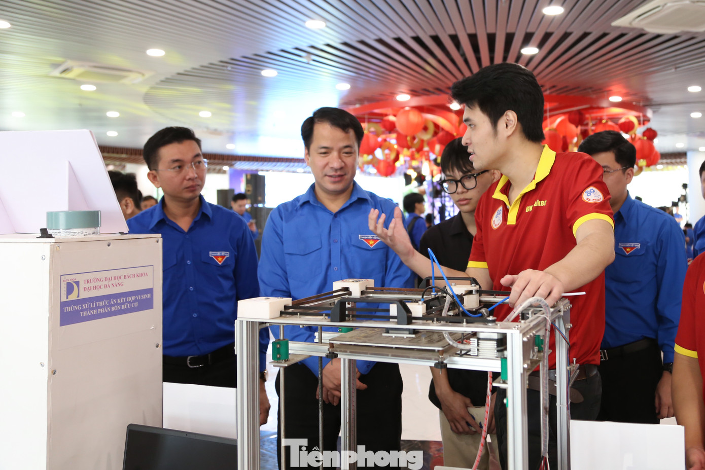 Các sản phẩm ứng dụng khoa học kỹ thuật, công nghệ mới đặc biệt thu hút các đại biểu và thu hút các bạn trẻ tìm hiểu. Các sản phẩm ứng dụng khoa học kỹ thuật, công nghệ mới đặc biệt thu hút các đại biểu và thu hút các bạn trẻ tìm hiểu.