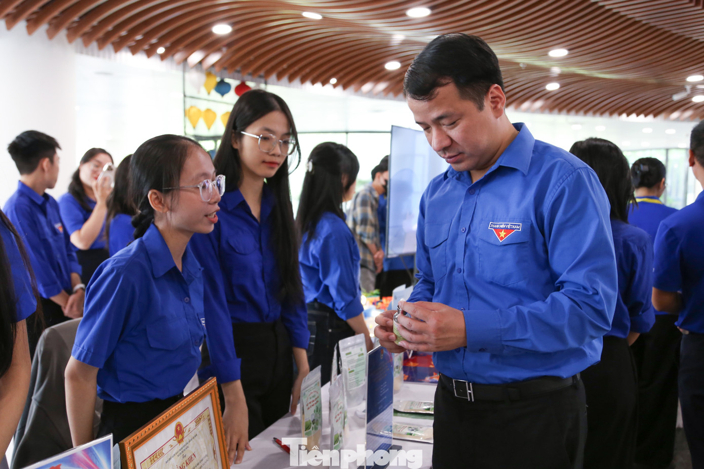 Nhiều nghiên cứu sáng tạo giải quyết các vấn đề thực tiễn như: chương trình nhận dạng ngôn ngữ ký hiệu của người khiếm thính; phần mềm quản lý khách hàng, hóa đơn điện tử; thiết bị cảnh báo rò rỉ nước và cảnh báo tự động đóng nguồn nước khi thất thoát; sách nói tương tác thông minh giáo dục phòng tránh thương tích cho học sinh, robot giúp người bị liệt sử dụng giọng nói... Nhiều nghiên cứu sáng tạo giải quyết các vấn đề thực tiễn như: chương trình nhận dạng ngôn ngữ ký hiệu của người khiếm thính; phần mềm quản lý khách hàng, hóa đơn điện tử; thiết bị cảnh báo rò rỉ nước và cảnh báo tự động đóng nguồn nước khi thất thoát; sách nói tương tác thông minh giáo dục phòng tránh thương tích cho học sinh, robot giúp người bị liệt sử dụng giọng nói...