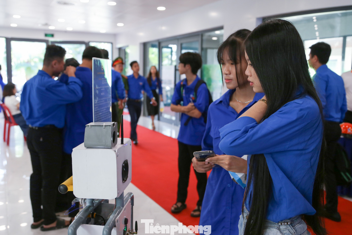 Điểm nhấn của Liên hoan là không gian sáng tạo trẻ, trưng bày hàng chục sản phẩm sáng tạo, sản phẩm nghiên cứu khoa học, các mô hình sáng tạo trong học tập, nghiên cứu, lao động, sản xuất... của các trường THCS, THPT, trường ĐH, CĐ... trong khu vực miền Trung và Tây Nguyên. Điểm nhấn của Liên hoan là không gian sáng tạo trẻ, trưng bày hàng chục sản phẩm sáng tạo, sản phẩm nghiên cứu khoa học, các mô hình sáng tạo trong học tập, nghiên cứu, lao động, sản xuất... của các trường THCS, THPT, trường ĐH, CĐ... trong khu vực miền Trung và Tây Nguyên.