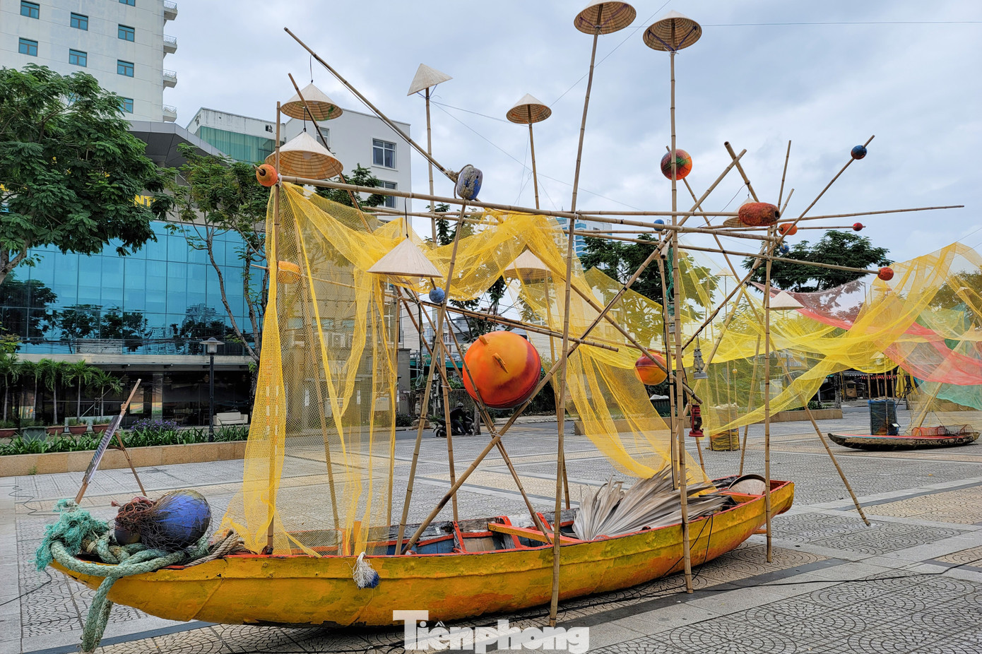 Những làng chài được tái hiện lại thông qua lăng kính nghệ thuật đầy màu sắc, gắn với những hình ảnh vốn đã ăn sâu vào tiềm thức của người dân Đà Nẵng.