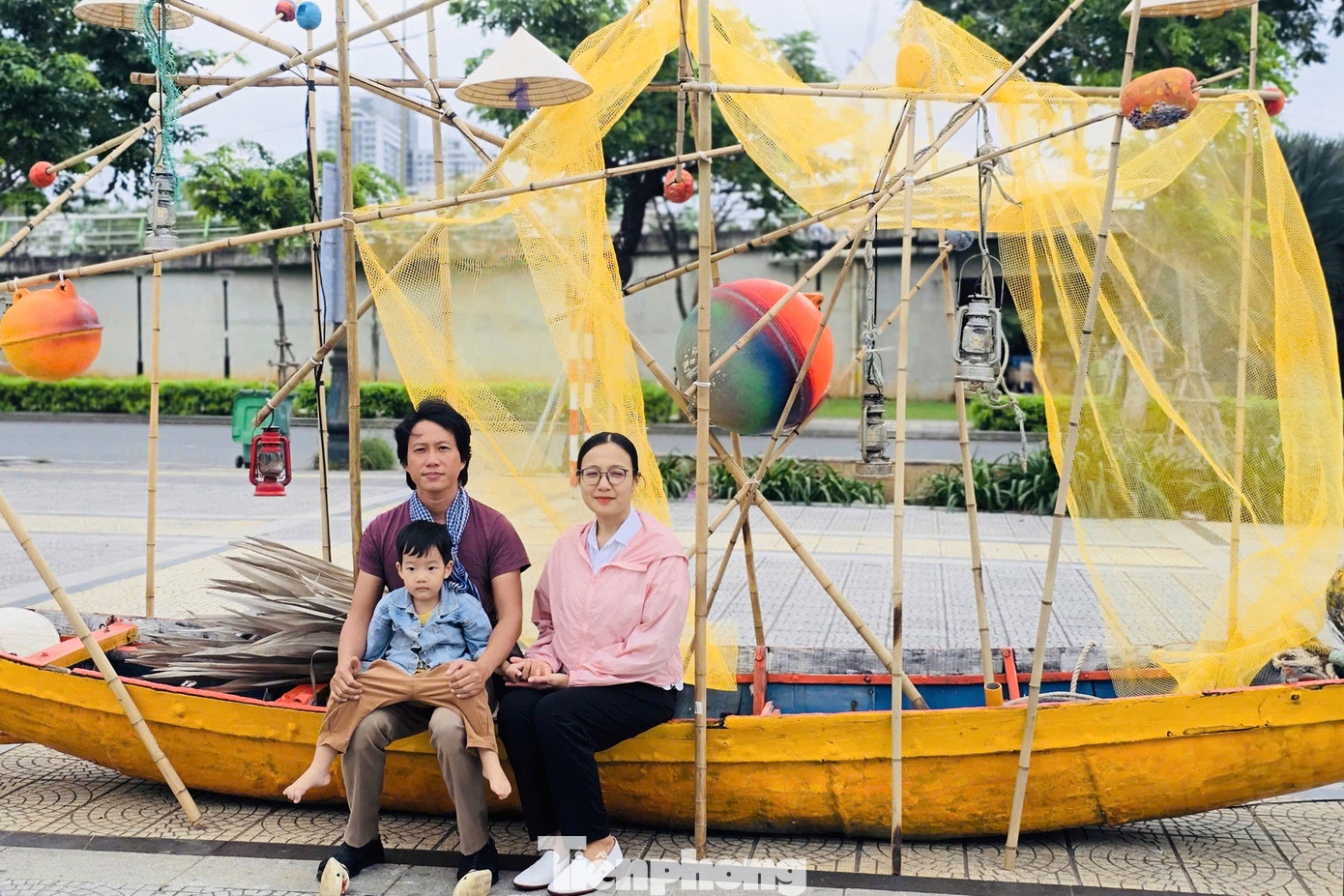 Theo họa sĩ Trần Chí Thành (đơn vị thực hiện triển lãm), gắn bó với Đà Nẵng hơn 10 năm, nhận thấy văn hóa làng biển gắn liền với lịch sử, đời sống của người dân Đà Nẵng, bởi vậy anh đã ấp ủ ý tưởng để kể về làng chài xưa bằng nghệ thuật sắp đặt hiện đại, gần gũi với đông đảo công chúng.