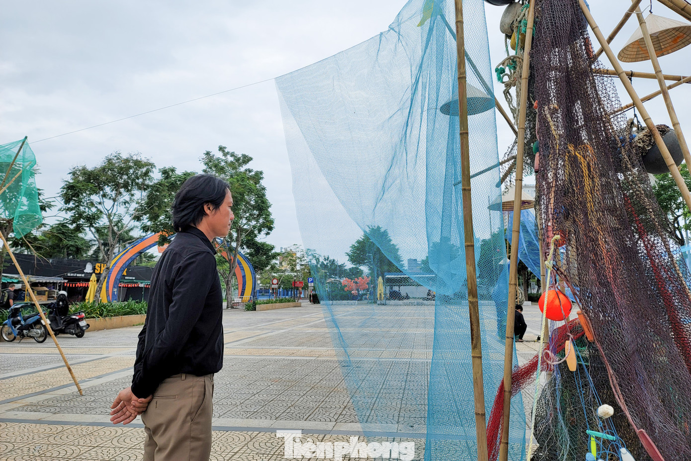 "Những chiếc thúng phủ đầy rêu, những phao lưới đánh cá bám đầy vỏ ốc, những cuộc dây neo, những tấm lưới trải dài... gợi cho chúng tôi nhớ về Đà Nẵng thời điểm mấy mươi năm về trước với những làng chài sôi động dọc bờ biển Liên Chiểu, Thanh Khê, Sơn Trà... Qua đây, thế hệ trẻ cũng có thể tận thấy cảm nhận phần nào về một phần lịch sử của thành phố", bà Hà Thị Hoa (quận Thanh Khê) nói.