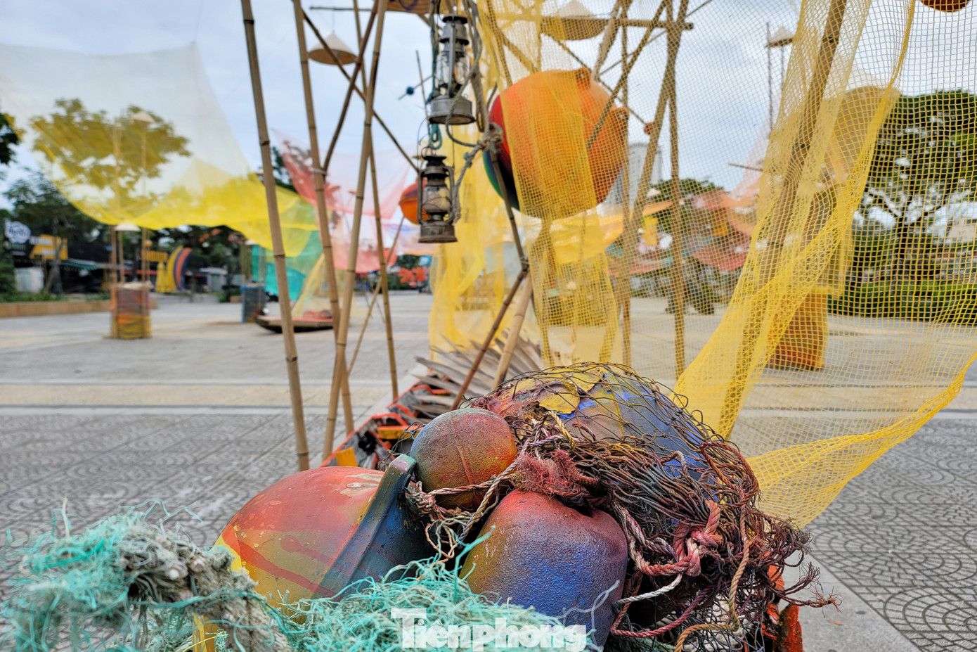 Bằng con thuyền, chiếc thúng, những tấm lưới đánh cá, ngọn đèn bão, phao lưới đánh cá... ký ức làng chài xưa được thể hiện độc đáo, sống động. Đằng sau mỗi hiện vật là câu chuyện về những ngư dân Đà Nẵng vươn khơi, bám biển làm kinh tế, bảo vệ chủ quyền trên biển từ bao đời nay.