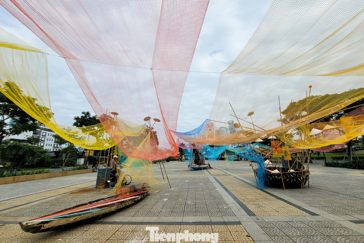 Nhiều người dân Đà Nẵng xúc động khi thấy được những làng chài ký ức được tái hiện ngay giữa lòng đô thị hiện đại.