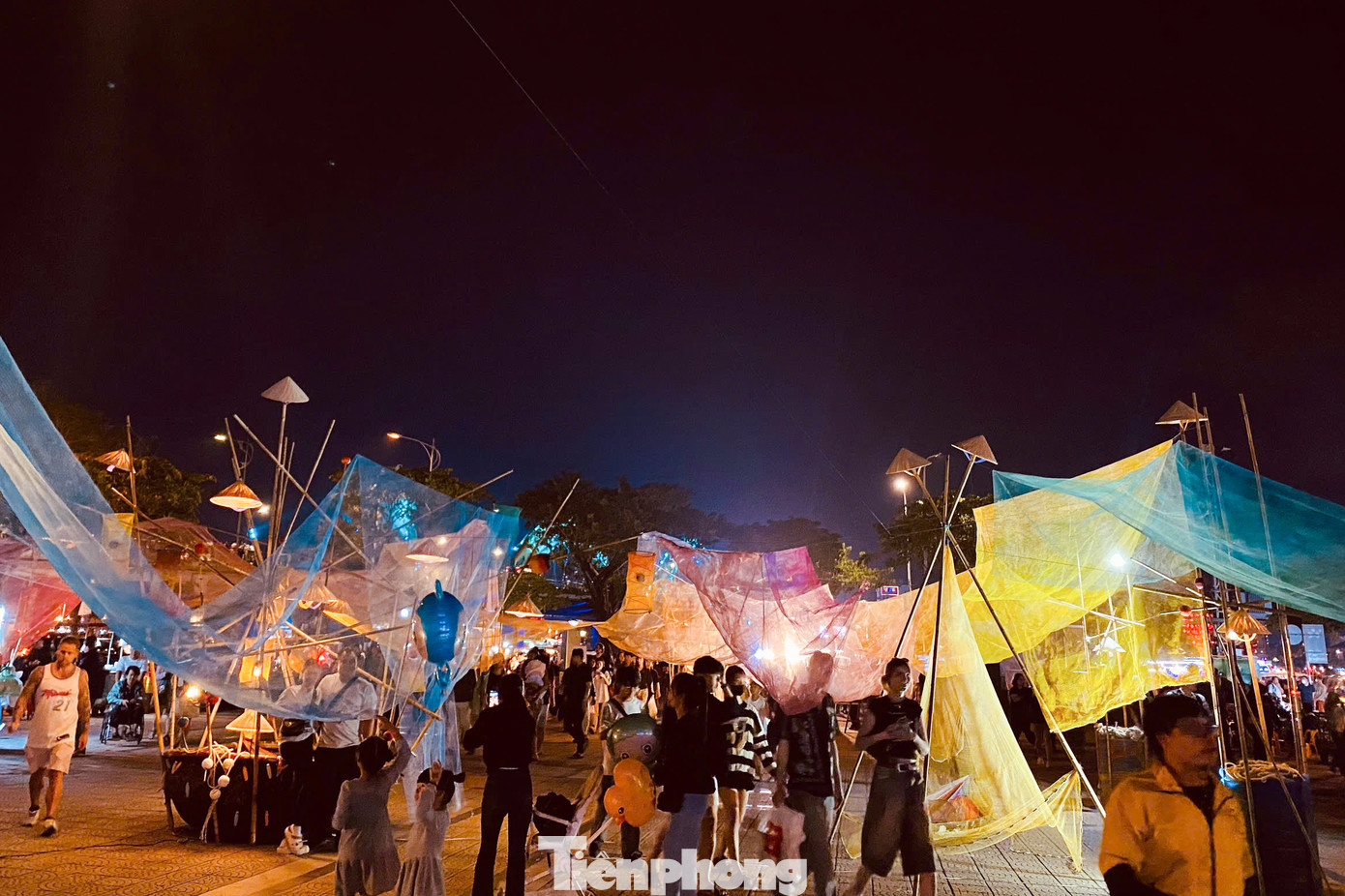 Triển lãm Ký ức kéo dài đến hết ngày 1/12. Về đêm, với sự hợp của hệ thống ánh sáng và chương trình nghệ thuật hòa tấu nhạc cụ, triển lãm đặc biệt thu hút đông đảo du khách trong nước và quốc tế dừng chân thưởng lãm.