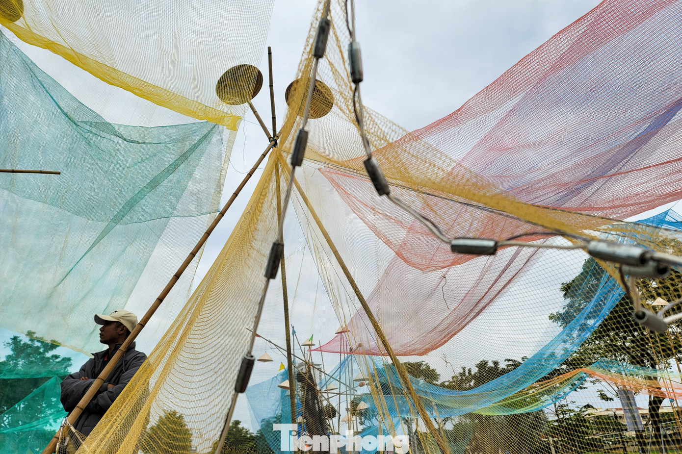 Kết nối xuyên suốt không gian triển lãm là những tấm lưới trải dài, uốn lượn tựa sóng biển vẽ nên dòng chảy văn hóa đặc trưng như những sợi chỉ xuyên suốt nối quá khứ và hiện tại, nối cổ kính và hiện đại.