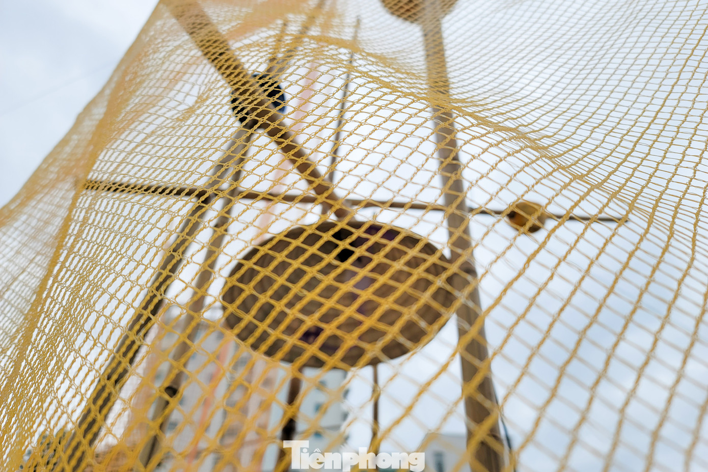 Bằng con thuyền, chiếc thúng, những tấm lưới đánh cá, ngọn đèn bão, phao lưới đánh cá... ký ức làng chài xưa được thể hiện độc đáo, sống động. Đằng sau mỗi hiện vật là câu chuyện về những ngư dân Đà Nẵng vươn khơi, bám biển làm kinh tế, bảo vệ chủ quyền trên biển từ bao đời nay.