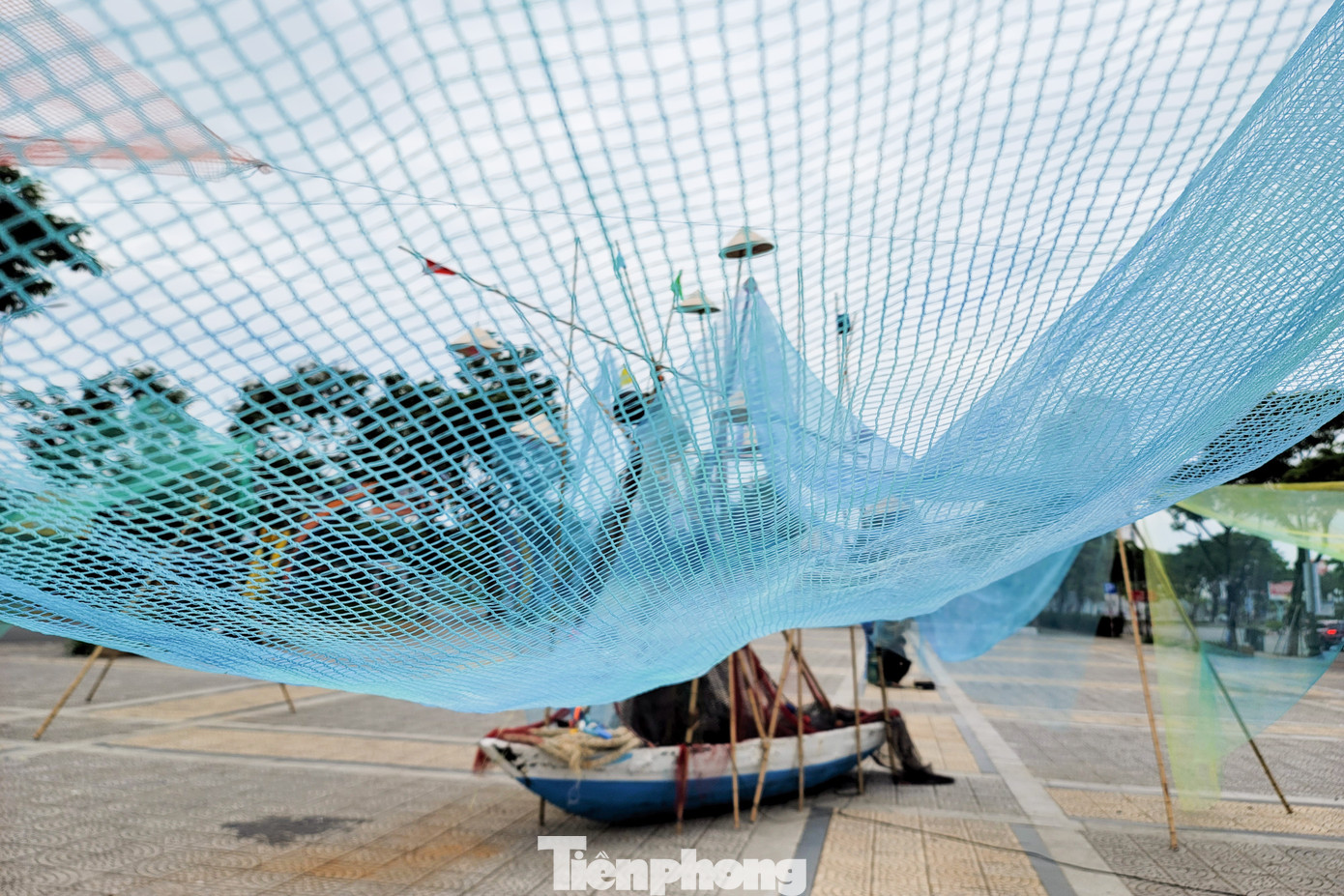 Bằng con thuyền, chiếc thúng, những tấm lưới đánh cá, ngọn đèn bão, phao lưới đánh cá... ký ức làng chài xưa được thể hiện độc đáo, sống động. Đằng sau mỗi hiện vật là câu chuyện về những ngư dân Đà Nẵng vươn khơi, bám biển làm kinh tế, bảo vệ chủ quyền trên biển từ bao đời nay.