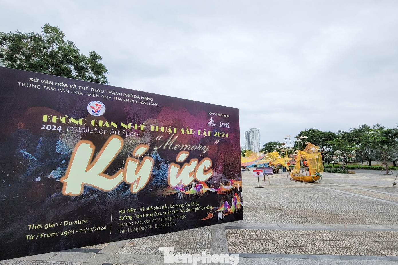Được bố trí ở công viên bờ Đông cầu Rồng (quận Sơn Trà, Đà Nẵng), triển lãm nghệ thuật sắp đặt Ký ức do Trung tâm Văn hóa - Điện ảnh TP. Đà Nẵng tổ chức. Ảnh: Giang Thanh.