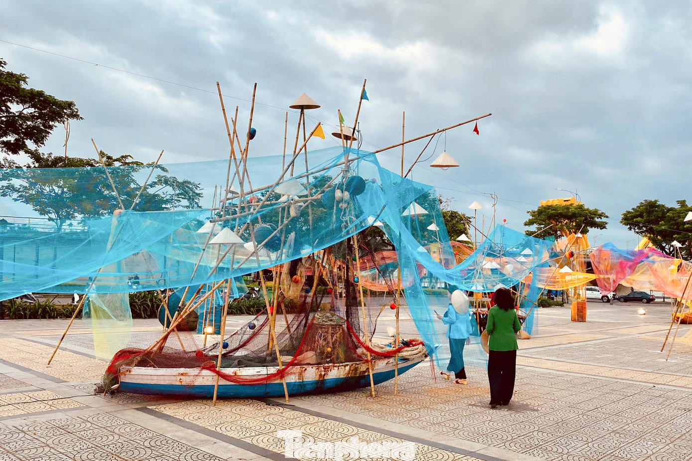 "Những chiếc thúng phủ đầy rêu, những phao lưới đánh cá bám đầy vỏ ốc, những cuộc dây neo, những tấm lưới trải dài... gợi cho chúng tôi nhớ về Đà Nẵng thời điểm mấy mươi năm về trước với những làng chài sôi động dọc bờ biển Liên Chiểu, Thanh Khê, Sơn Trà... Qua đây, thế hệ trẻ cũng có thể tận thấy cảm nhận phần nào về một phần lịch sử của thành phố", bà Hà Thị Hoa (quận Thanh Khê) nói.
