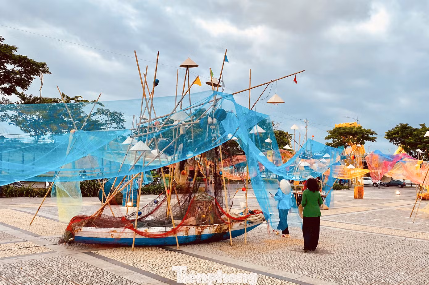 "Những chiếc thúng phủ đầy rêu, những phao lưới đánh cá bám đầy vỏ ốc, những cuộc dây neo, những tấm lưới trải dài... gợi cho chúng tôi nhớ về Đà Nẵng thời điểm mấy mươi năm về trước với những làng chài sôi động dọc bờ biển Liên Chiểu, Thanh Khê, Sơn Trà... Qua đây, thế hệ trẻ cũng có thể tận thấy cảm nhận phần nào về một phần lịch sử của thành phố", bà Hà Thị Hoa (quận Thanh Khê) nói.