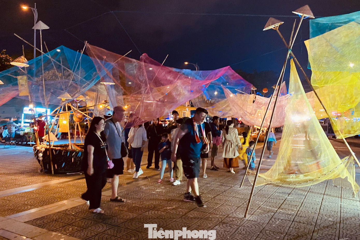 Triển lãm Ký ức kéo dài đến hết ngày 1/12. Về đêm, với sự hợp của hệ thống ánh sáng và chương trình nghệ thuật hòa tấu nhạc cụ, triển lãm đặc biệt thu hút đông đảo du khách trong nước và quốc tế dừng chân thưởng lãm.