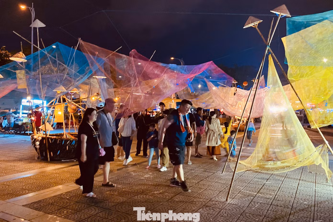 Triển lãm Ký ức kéo dài đến hết ngày 1/12. Về đêm, với sự hợp của hệ thống ánh sáng và chương trình nghệ thuật hòa tấu nhạc cụ, triển lãm đặc biệt thu hút đông đảo du khách trong nước và quốc tế dừng chân thưởng lãm.