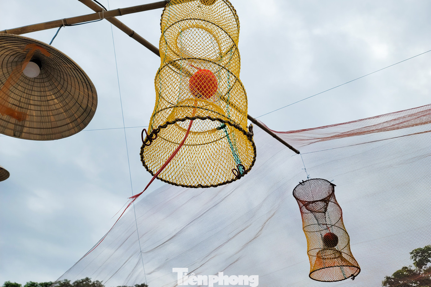 Những vật liệu, chất liệu để thực hiện triển lãm được họa sĩ lượm nhặt trên bờ biển mỗi đợt biển động, sau mỗi cơn bão, tích cóp để trở thành nguồn cảm hứng cho triển lãm.