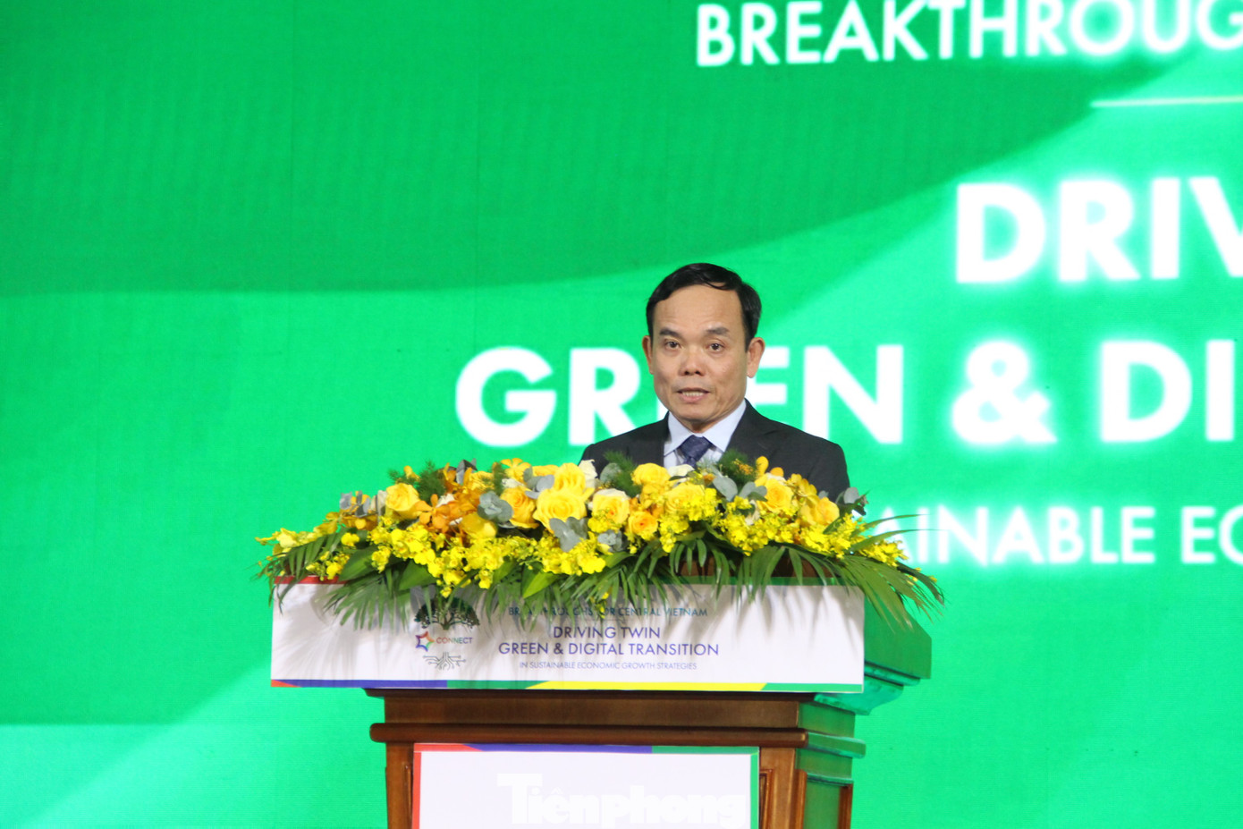 Theo Phó Thủ tướng Trần Lưu Quang, Chính phủ cam kết tạo điều kiện cho doanh nghiệp đồng hành miền Trung – Tây Nguyên phát triển bền vững, chuyển đổi số. Ảnh: Giang Thanh Theo Phó Thủ tướng Trần Lưu Quang, Chính phủ cam kết tạo điều kiện cho doanh nghiệp đồng hành miền Trung – Tây Nguyên phát triển bền vững, chuyển đổi số. Ảnh: Giang Thanh