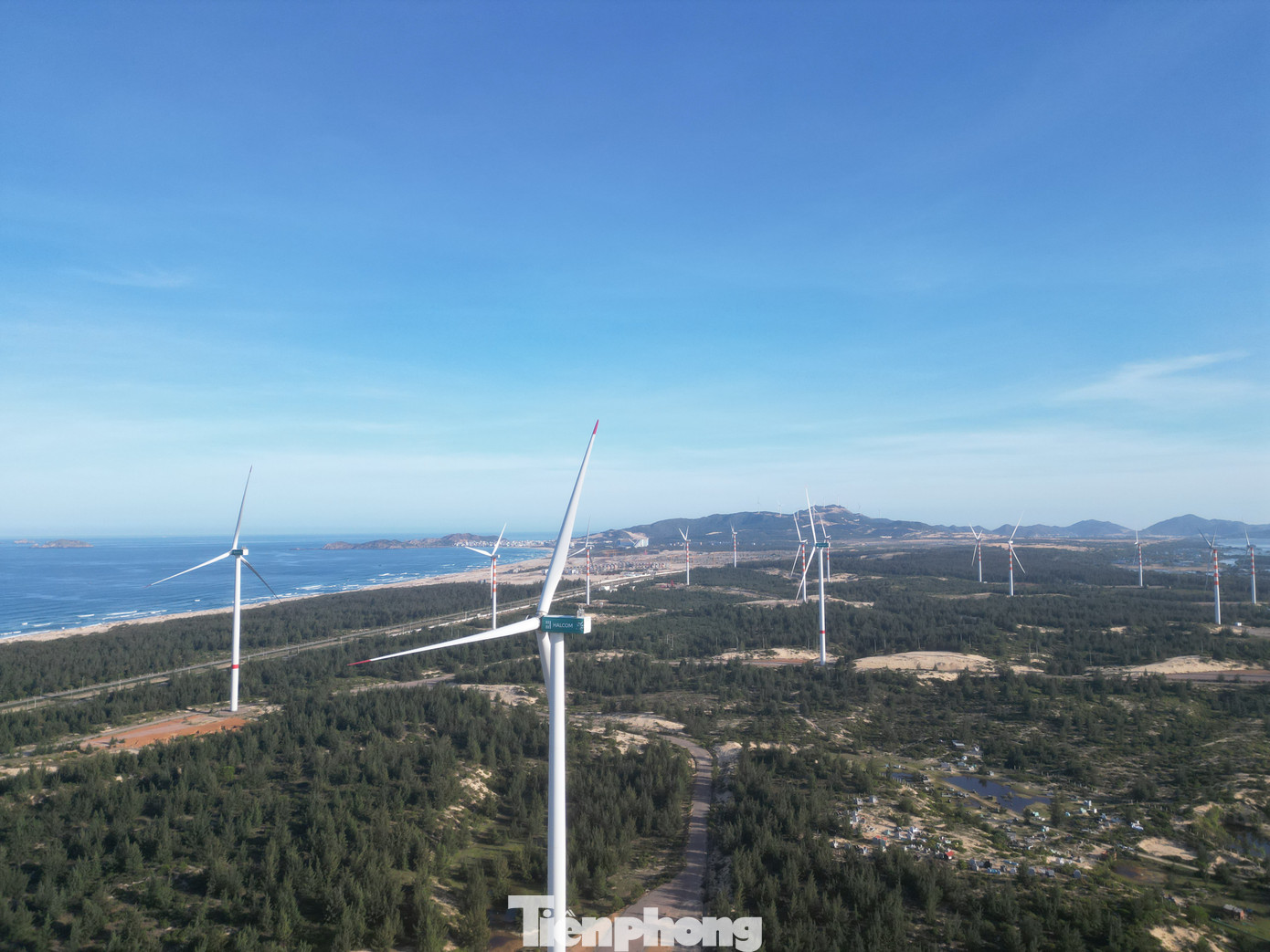 Miền Trung - Tây Nguyên đang chủ động triển khai các nhiệm vụ phát triển bền vững, tăng trưởng xanh và chuyển đổi số. Đây là khu vực còn nhiều dư địa phát triển năng lượng xanh. Ảnh: Giang Thanh Miền Trung - Tây Nguyên đang chủ động triển khai các nhiệm vụ phát triển bền vững, tăng trưởng xanh và chuyển đổi số. Đây là khu vực còn nhiều dư địa phát triển năng lượng xanh. Ảnh: Giang Thanh