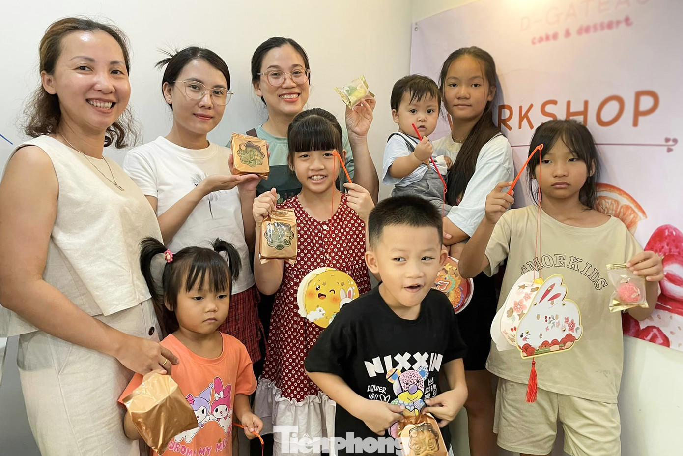 Một workshop làm bánh của cửa hàng bánh ngọt ở quận Hải Châu cũng thu hút đông đảo khách hàng vào những ngày cận Tết Trung thu. Những trải nghiệm độc đáo này mang đến cho người trẻ, các em nhỏ những kỉ niệm đáng nhớ về Tết Trung thu, để những giá trị của ngày Tết đoàn viên được trao truyền, gìn giữ qua nhiều thế hệ. Một workshop làm bánh của cửa hàng bánh ngọt ở quận Hải Châu cũng thu hút đông đảo khách hàng vào những ngày cận Tết Trung thu. Những trải nghiệm độc đáo này mang đến cho người trẻ, các em nhỏ những kỉ niệm đáng nhớ về Tết Trung thu, để những giá trị của ngày Tết đoàn viên được trao truyền, gìn giữ qua nhiều thế hệ.