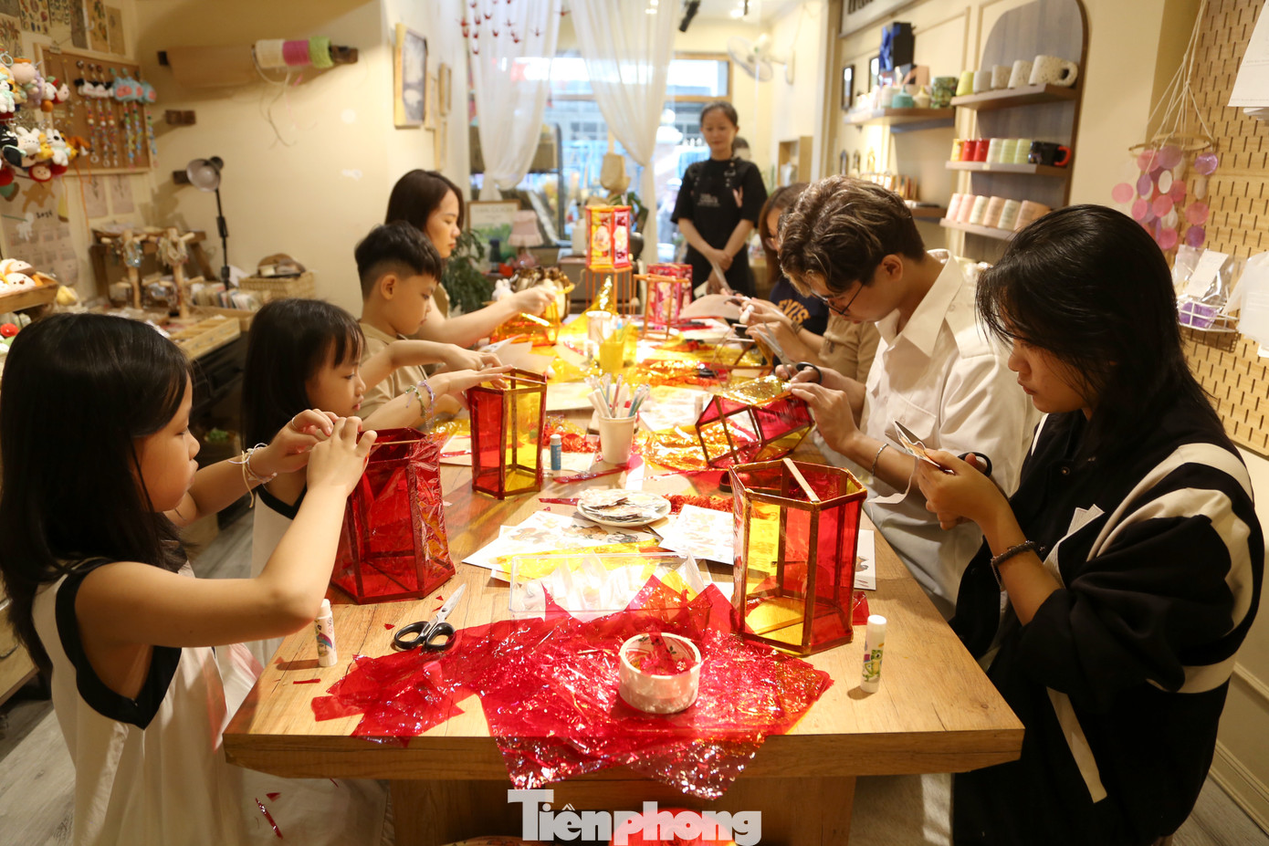 Càng gần Tết Trung thu, các workshop làm đèn lồng, làm bánh trung thu... ở Đà Nẵng càng hút khách, đặc biệt là các bạn trẻ. Ảnh: Giang Thanh Càng gần Tết Trung thu, các workshop làm đèn lồng, làm bánh trung thu... ở Đà Nẵng càng hút khách, đặc biệt là các bạn trẻ. Ảnh: Giang Thanh