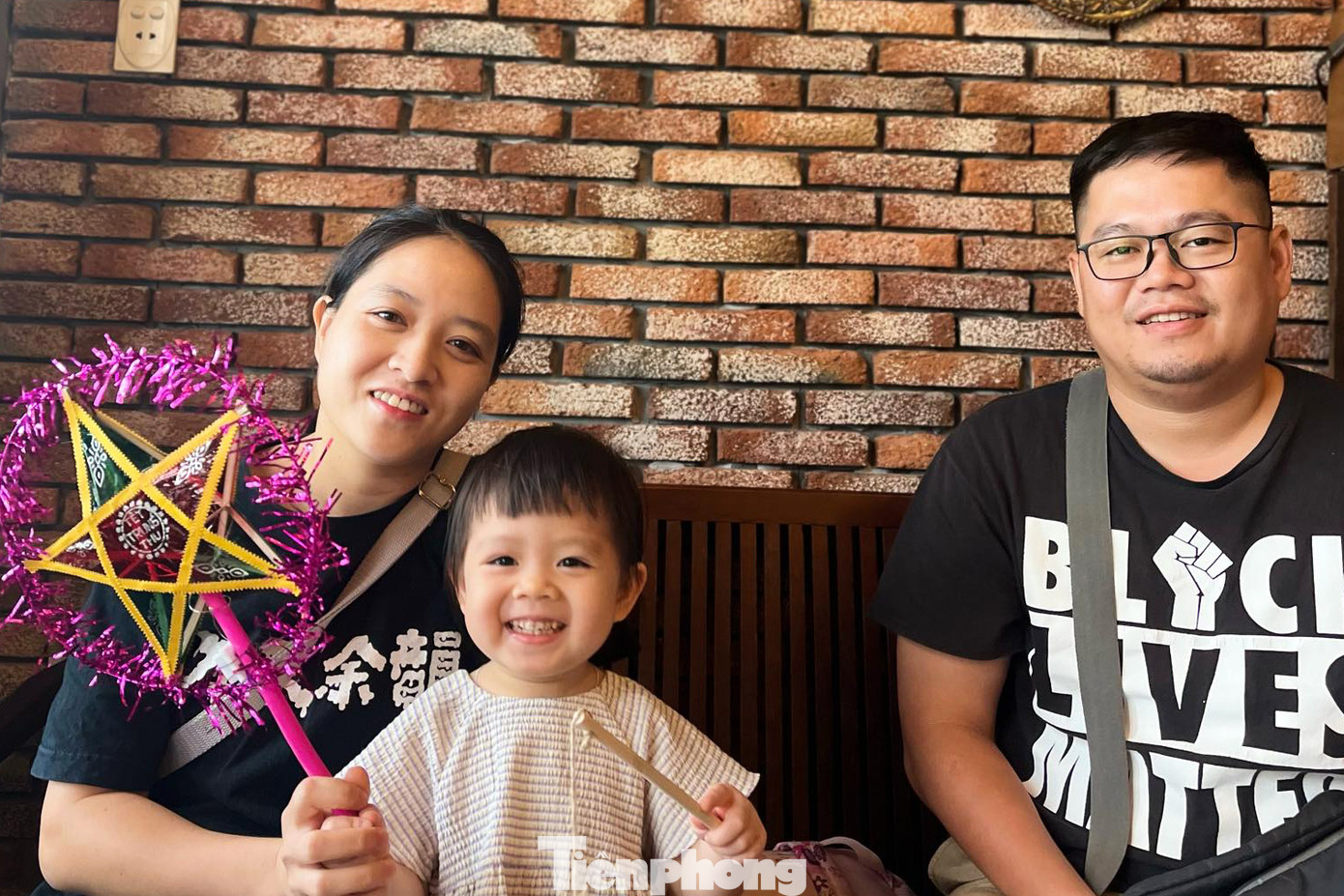 Chị Nguyễn Võ Y Vân (đại diện Vườn Thong dong - một đơn vị chuyên tổ chức workshop) cho hay, dù mới là năm đầu tổ chức, nhưng các buổi học làm đèn ông sao nhận được sự ủng hộ của đông đảo các bạn trẻ. Chị Nguyễn Võ Y Vân (đại diện Vườn Thong dong - một đơn vị chuyên tổ chức workshop) cho hay, dù mới là năm đầu tổ chức, nhưng các buổi học làm đèn ông sao nhận được sự ủng hộ của đông đảo các bạn trẻ.