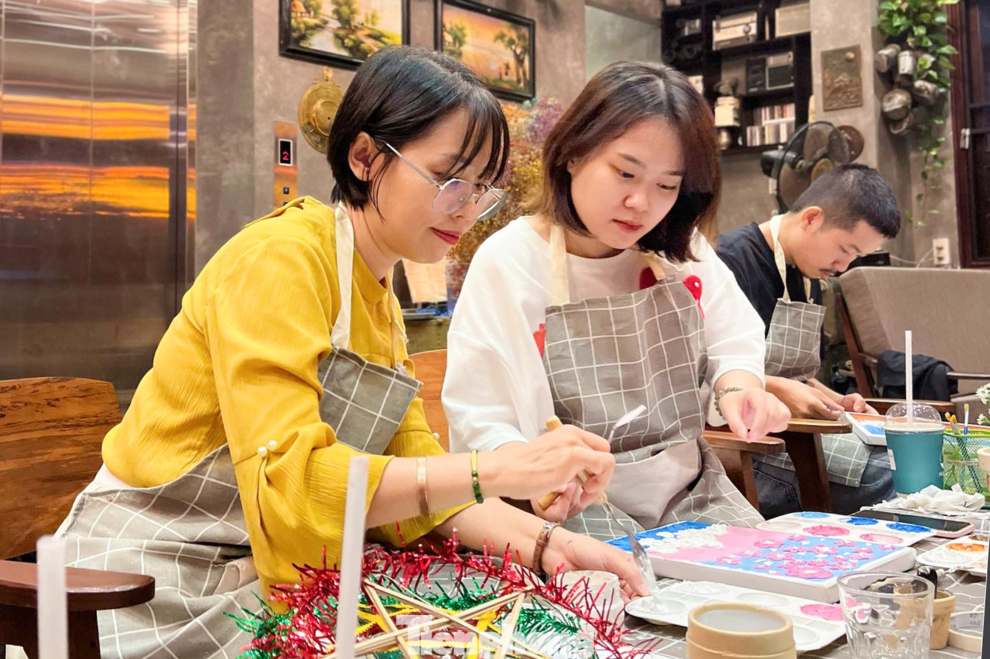 "Nhiều bậc phụ huynh cũng lựa chọn những lớp học này như là một điểm đến để cùng con cái giải trí, thư giãn sau cả tuần làm việc, để các bé vừa chơi vừa học, hiểu được giá trị truyền thống của Tết Trung thu", chị Vân cho biết. "Nhiều bậc phụ huynh cũng lựa chọn những lớp học này như là một điểm đến để cùng con cái giải trí, thư giãn sau cả tuần làm việc, để các bé vừa chơi vừa học, hiểu được giá trị truyền thống của Tết Trung thu", chị Vân cho biết.