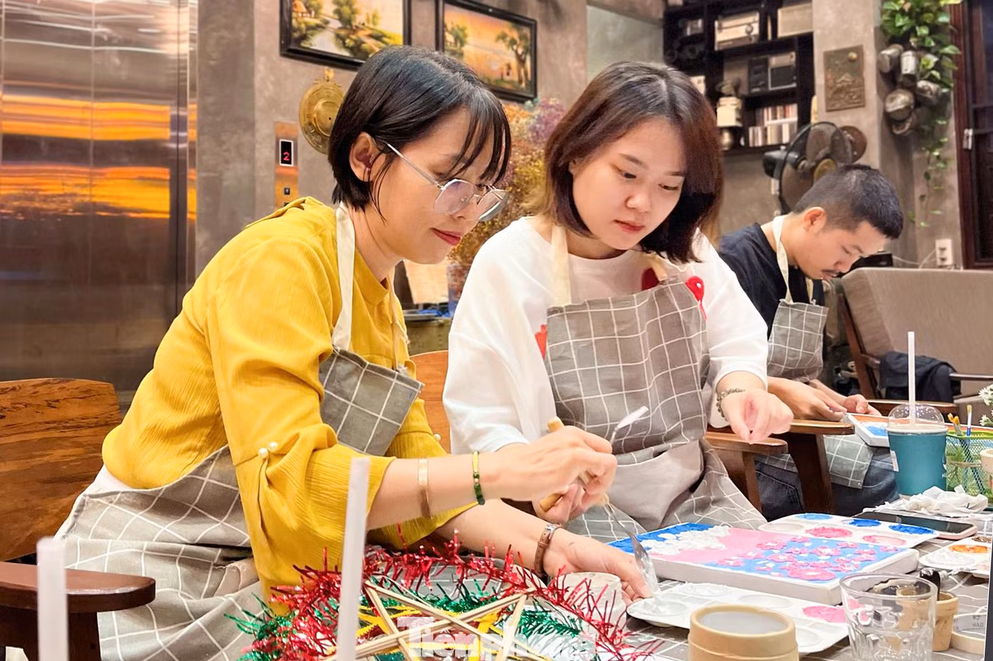 "Nhiều bậc phụ huynh cũng lựa chọn những lớp học này như là một điểm đến để cùng con cái giải trí, thư giãn sau cả tuần làm việc, để các bé vừa chơi vừa học, hiểu được giá trị truyền thống của Tết Trung thu", chị Vân cho biết.