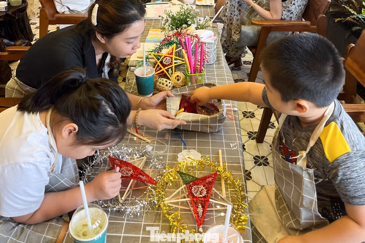 "Nhiều bậc phụ huynh cũng lựa chọn những lớp học này như là một điểm đến để cùng con cái giải trí, thư giãn sau cả tuần làm việc, để các bé vừa chơi vừa học, hiểu được giá trị truyền thống của Tết Trung thu", chị Vân cho biết.
