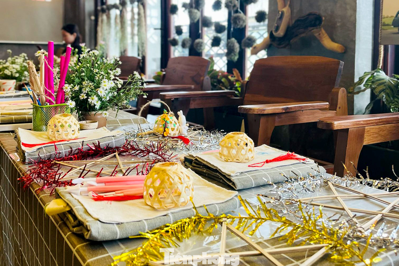 Chị Nguyễn Võ Y Vân (đại diện Vườn Thong dong - một đơn vị chuyên tổ chức workshop) cho hay, dù mới là năm đầu tổ chức, nhưng các buổi học làm đèn ông sao nhận được sự ủng hộ của đông đảo các bạn trẻ. Chị Nguyễn Võ Y Vân (đại diện Vườn Thong dong - một đơn vị chuyên tổ chức workshop) cho hay, dù mới là năm đầu tổ chức, nhưng các buổi học làm đèn ông sao nhận được sự ủng hộ của đông đảo các bạn trẻ.