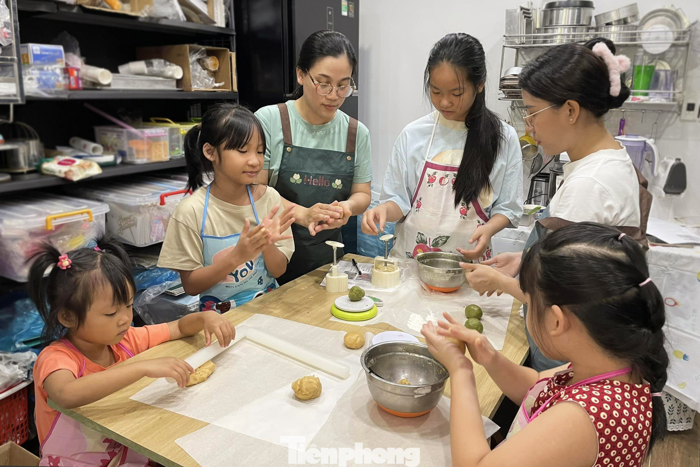 Một workshop làm bánh của cửa hàng bánh ngọt ở quận Hải Châu cũng thu hút đông đảo khách hàng vào những ngày cận Tết Trung thu. Những trải nghiệm độc đáo này mang đến cho người trẻ, các em nhỏ những kỉ niệm đáng nhớ về Tết Trung thu, để những giá trị của ngày Tết đoàn viên được trao truyền, gìn giữ qua nhiều thế hệ. Một workshop làm bánh của cửa hàng bánh ngọt ở quận Hải Châu cũng thu hút đông đảo khách hàng vào những ngày cận Tết Trung thu. Những trải nghiệm độc đáo này mang đến cho người trẻ, các em nhỏ những kỉ niệm đáng nhớ về Tết Trung thu, để những giá trị của ngày Tết đoàn viên được trao truyền, gìn giữ qua nhiều thế hệ.