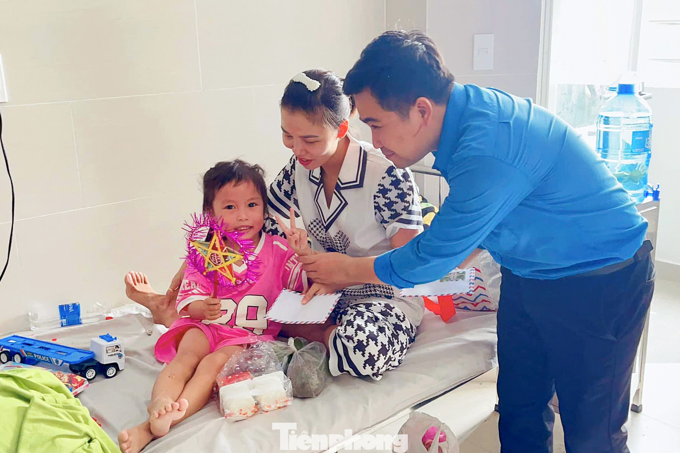 “Bởi vậy, Đoàn phường mong muốn mang đến cho các em chút không khí Trung thu rộn ràng, ấm áp để xoa dịu những nỗi đau đang phải chống chọi mỗi ngày, tiếp thêm động lực để các em vượt qua khó khăn, bệnh tật, đón Tết Trung thu thật vui vẻ, đầm ấm”, anh Giang nói.