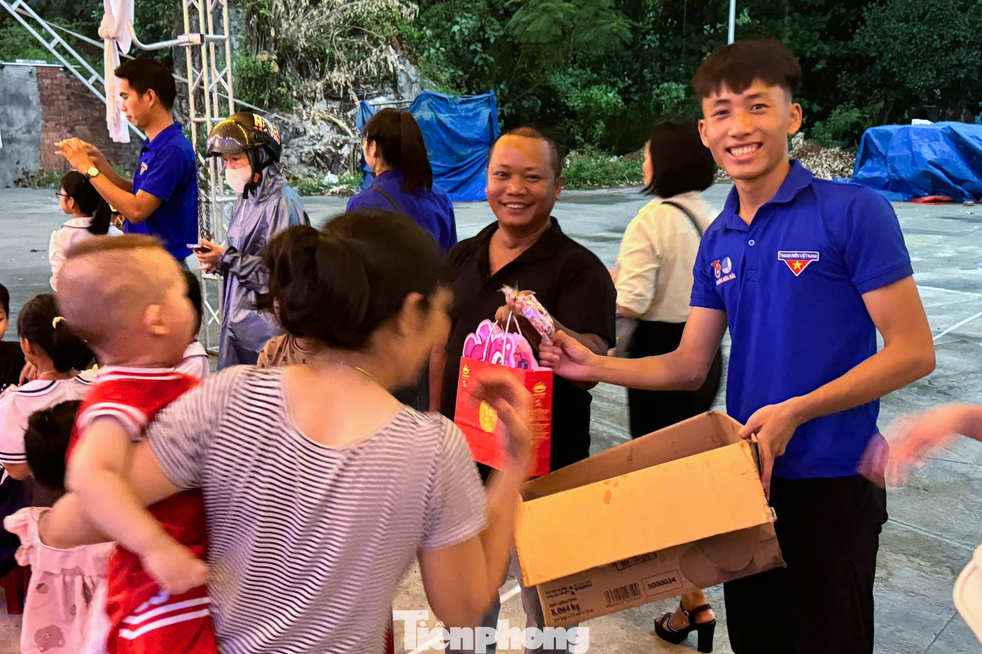 Đoàn phường dành tặng 70 suất quà dành tặng cho các em học sinh khó khăn, học sinh khuyết tật vượt khó học tốt trên địa bàn, mỗi suất quà từ 200.000 đồng đến 500.000 đồng.