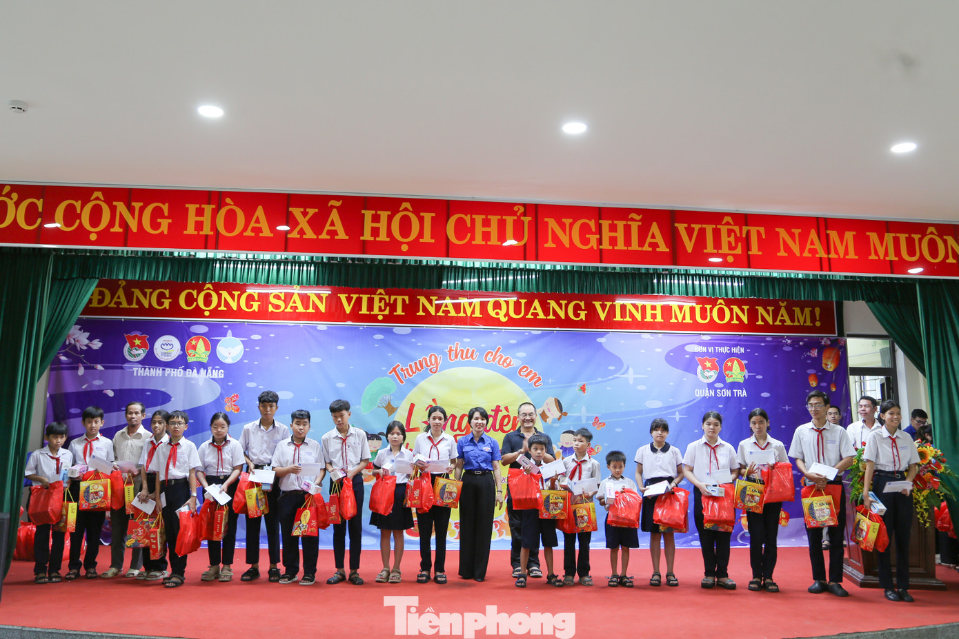 Nhằm chia sẻ với đồng bào miền Bắc đang chịu ảnh hưởng của bão lũ, chương trình được tổ chức ngắn gọn, rút gọn các chương trình văn nghệ, múa lân. BTC đã trao 100 suất quà bao gồm bánh kẹo và tiền mặt, với giá trị 500.000 đồng/suất quà như lời động viên, khích lệ tinh thần vượt khó vươn lên, cỗ vũ các em thực hiện ước mơ của mình.