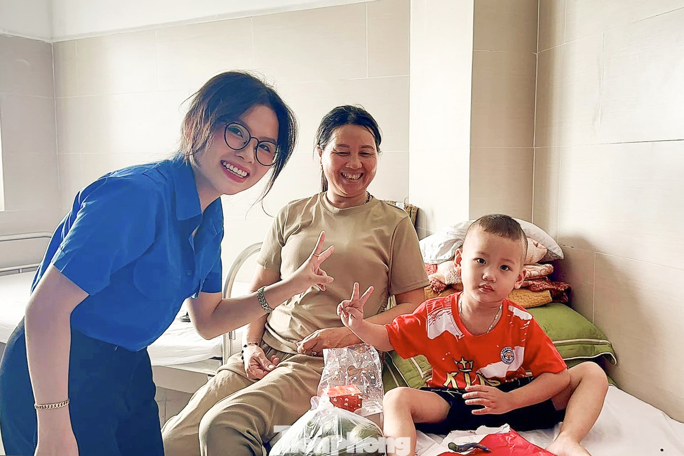 Thấy những chiếc đèn lồng rực rỡ, các bệnh nhi cười tươi rói, dường như quên hẳn nỗi đau do kim chuyền, do bệnh tật đang thường trực. Không cần múa lân hay múa rồng, niềm vui Trung thu với những em nhỏ đang điều trị đơn giản chỉ là có chiếc đèn lồng xanh đỏ treo ở phía đầu giường bệnh.