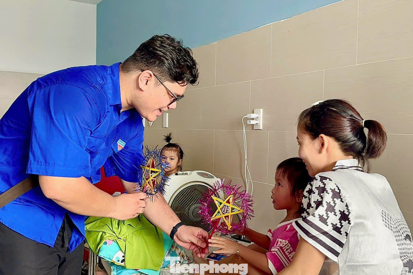 Theo chị Nguyễn Thị Anh Thảo - Phó Bí thư Thành Đoàn, dịp Trung thu năm nay, các cấp bộ Đoàn – Hội đồng Đội bằng nhiều hình thức khác nhau sẽ tổ chức chương trình Trung thu cho các em nhỏ có hoàn cảnh đặc biệt. "Trong tình hình hiện nay, chúng tôi cũng chia sẻ sâu sắc với những khó khăn, mất mát của người dân và thiếu nhi nói riêng tại các địa phương bị ảnh hưởng bởi bão lũ. Hy vọng đồng bào các tỉnh phía Bắc sẽ vượt qua được thời gian khó khăn này, sớm ổn định cuộc sống”, chị Thảo nói.