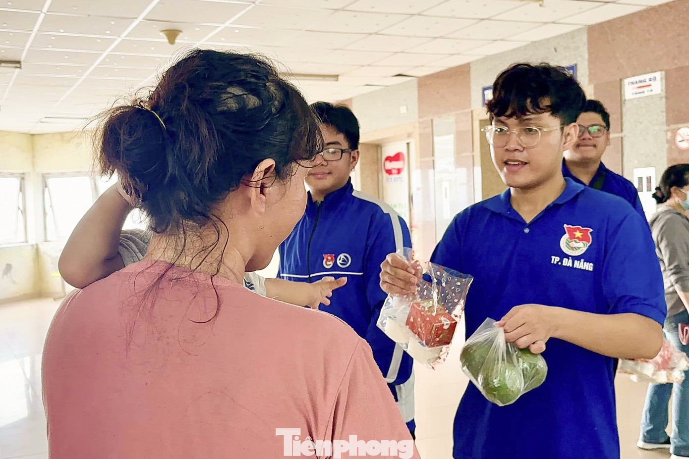 Với đèn lồng rực rỡ trên tay, cùng với những chiếc bánh Trung thu, cơ số bánh kẹo được gói trong túi to, túi nhỏ xinh xắn, các tình nguyện viên tỏa ra các phòng bệnh để mang Trung thu đến các bệnh nhi đang điều trị ở đây.