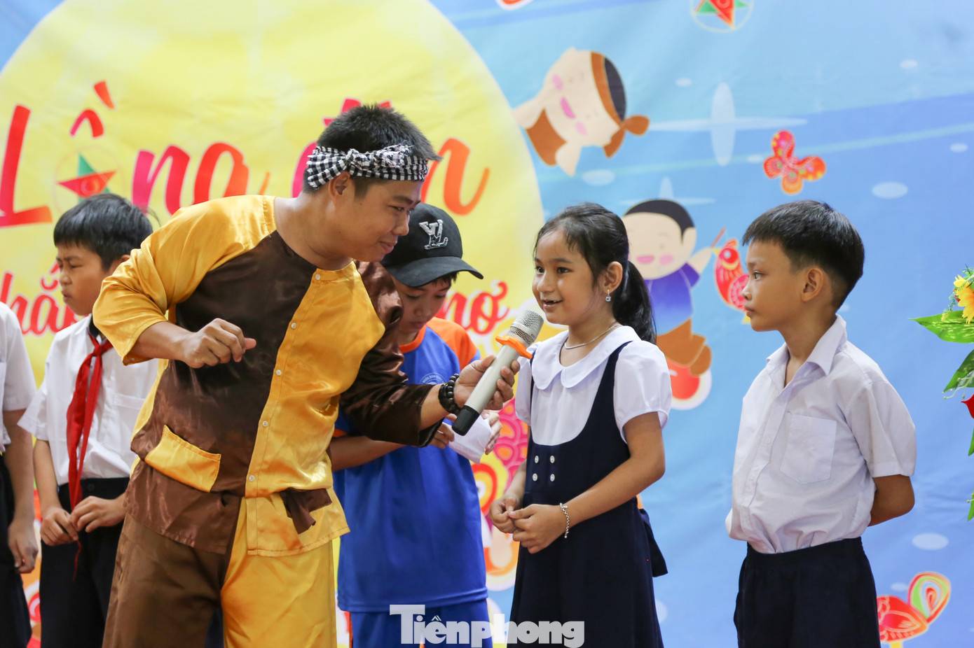 Qua giờ khám và phát thuốc buổi sáng, không gian vốn yên tĩnh của khu điều trị Bệnh viện Phụ sản – Nhi Đà Nẵng rộn ràng hơn bởi sự xuất hiện của các chị Hằng, chú Cuội “áo xanh”. Ảnh: Giang Thanh